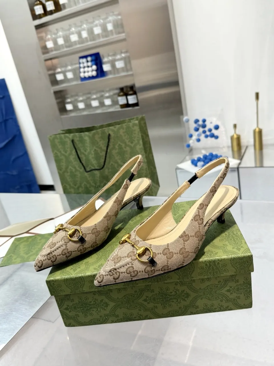 👟👟Ex-factory price 440👟👟 (genuine leather sole +40) Gucci Original GG canvas adds dazzling essence to these slingback pumps. Brown leather piping and light gold-toned hardware are complemented by beige and brown graphics. The pointed toe, elasticated straps and low heel all work together to create a comfortable fit. Upper: Made of first-layer imported patent cowhide/sheepskin lining. Outsole: rubber non-slip outsole/genuine leather outsole. Size: 35-42 (34/41 42 customized, non-refundable)